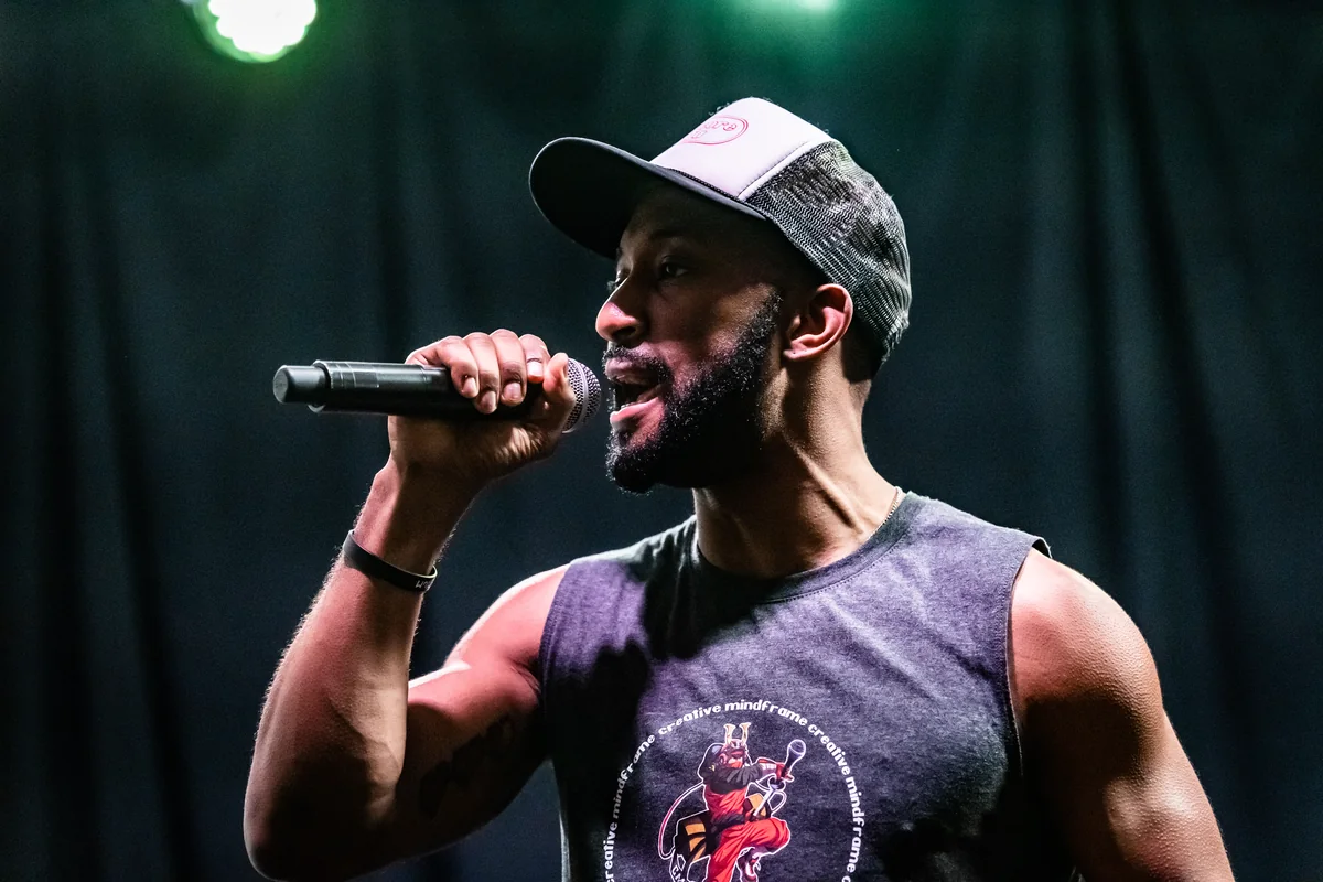Emmanuel Aouad performing into a microphone.